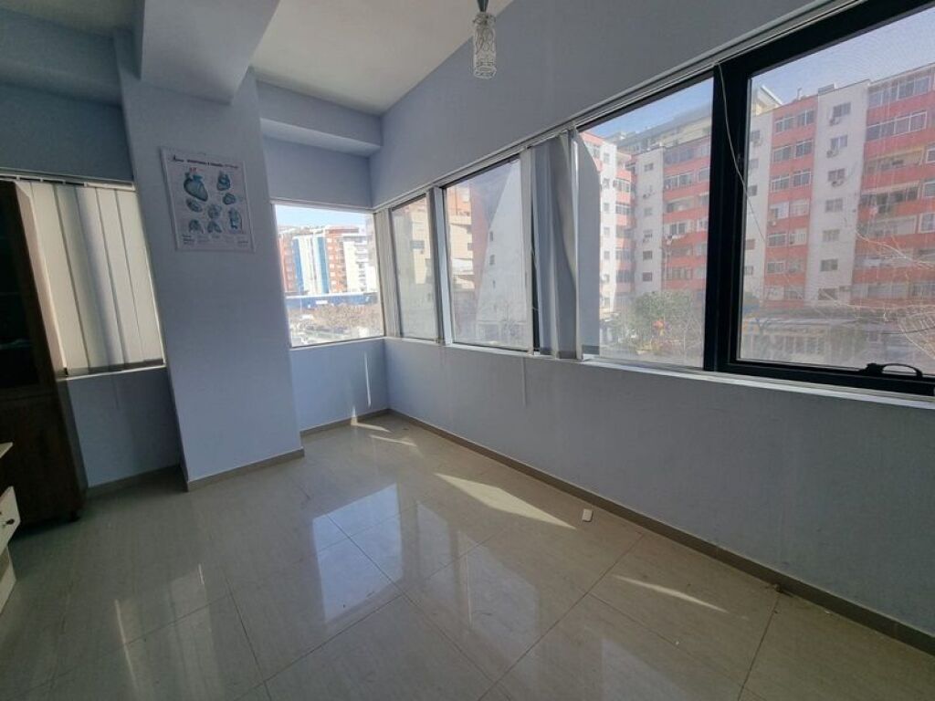 Locale commerciale in vendita a Lezhë 105 m²