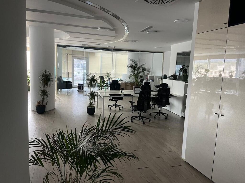 OFFICE FOR RENT 300 M2 AIR ALBANIA 700,000 LEKE FH-78001