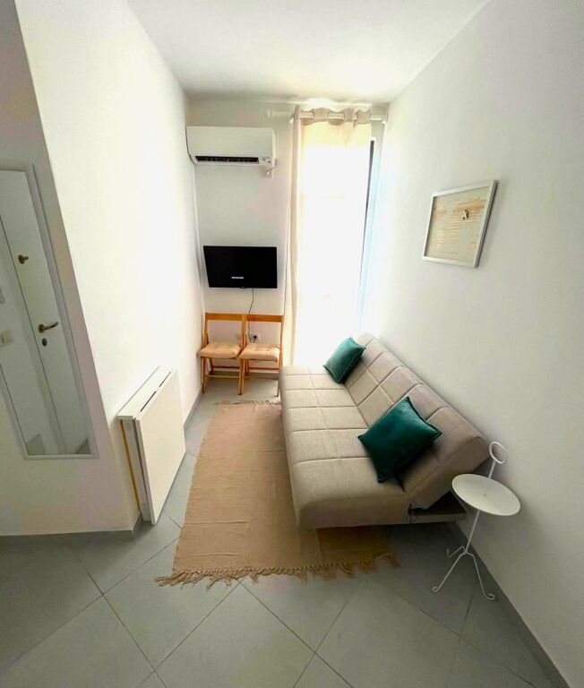 Tiranë,420 euro ne muaj jepet me qera apartament 1+1 në katin e 7-të,me ashensor, 70 m²,spitali amerikan 2