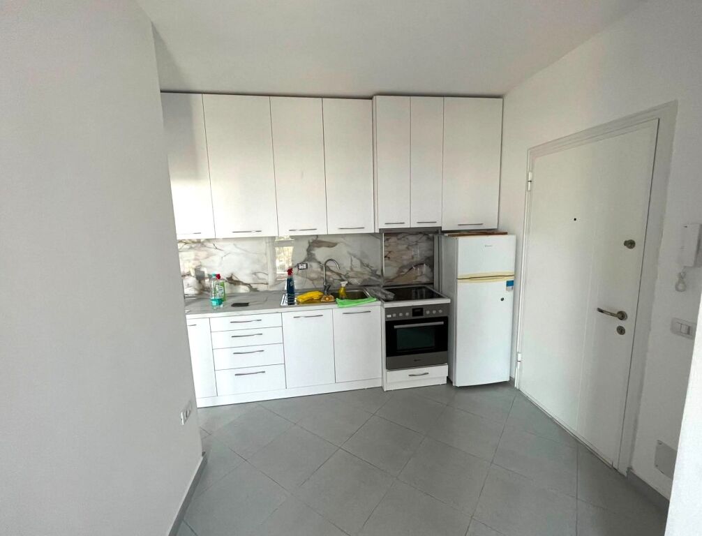 Tiranë,420 euro ne muaj jepet me qera apartament 1+1 në katin e 7-të,me ashensor, 70 m²,spitali amerikan 2