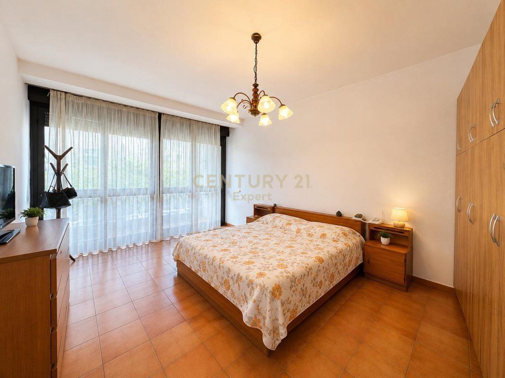 SHITET APARTAMENT NE MYSLYM SHYRI KATI I PARE/MUNDESI BIZNESI !
