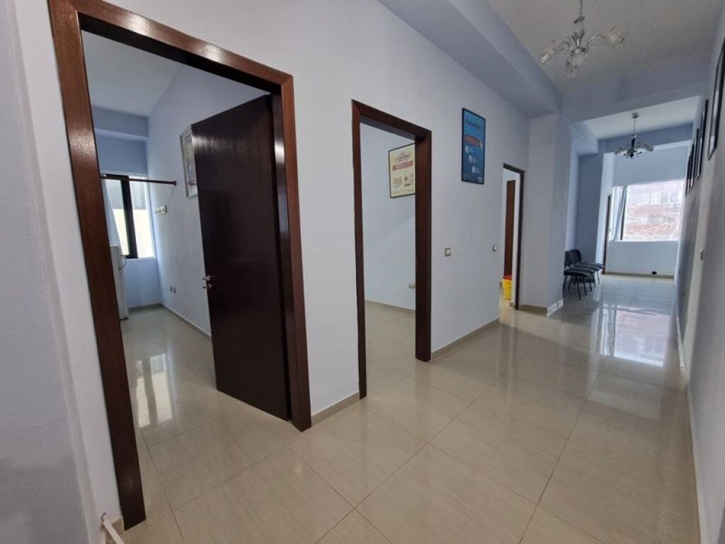 Locale commerciale in vendita a Lezhë 105 m²