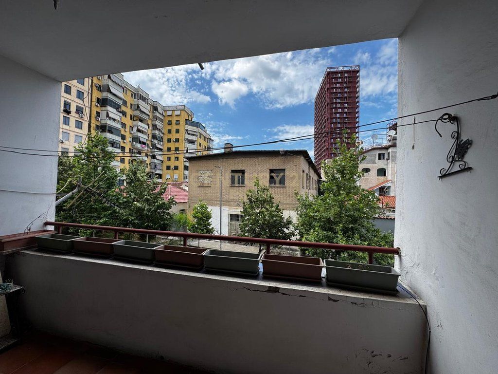 SHITET APARTAMENT NE MYSLYM SHYRI KATI I PARE/MUNDESI BIZNESI !