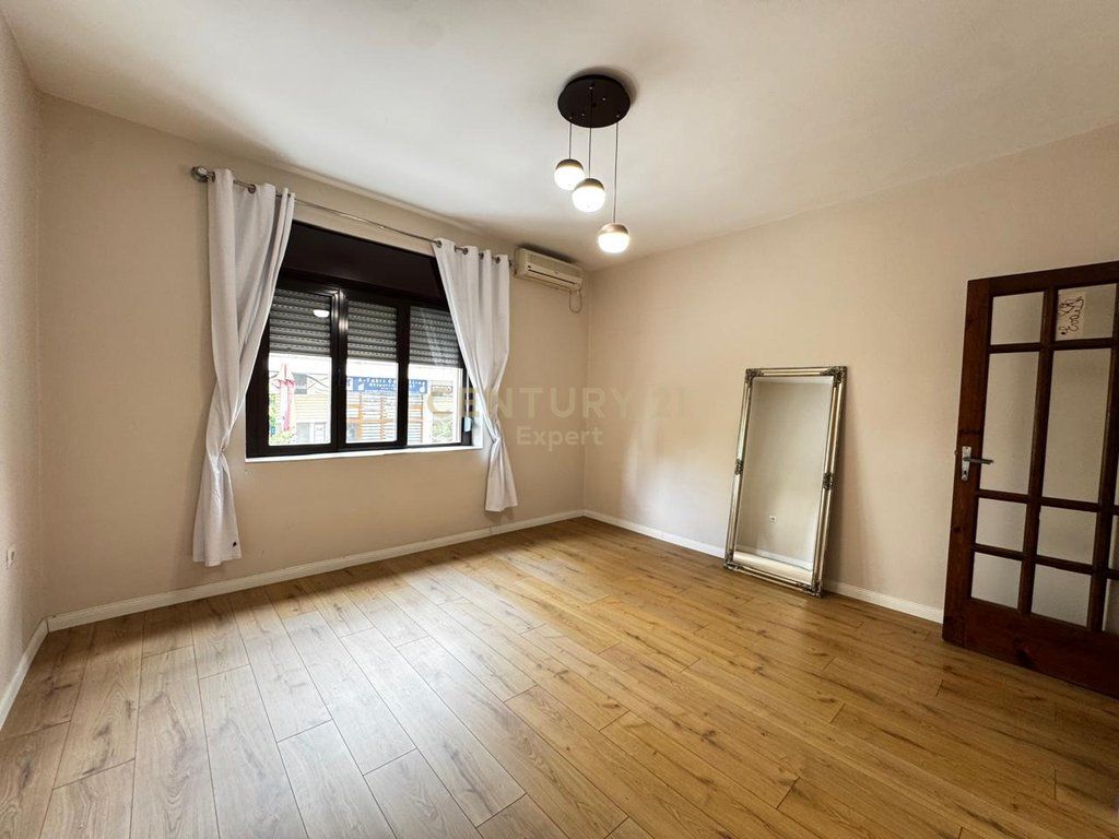 SHITET APARTAMENT NE MYSLYM SHYRI KATI I PARE/MUNDESI BIZNESI !