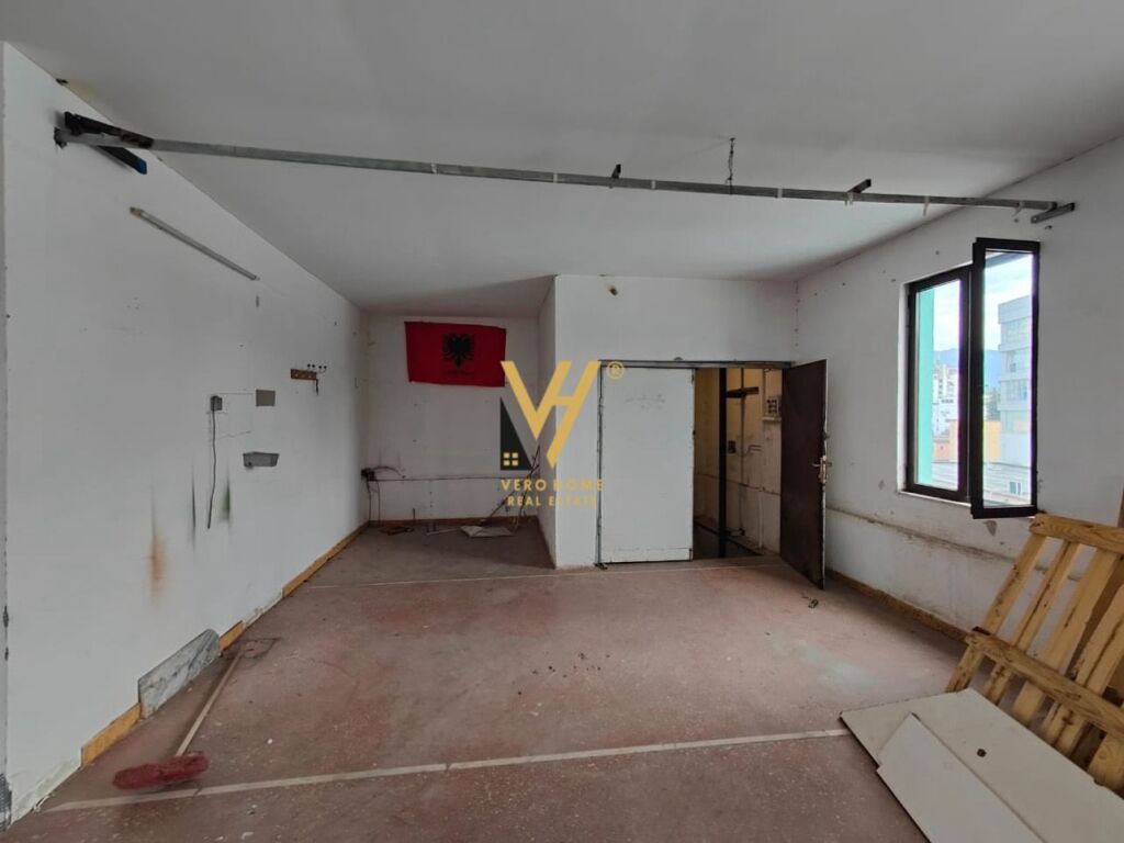 BUSINESS PREMISES FOR SALE 740 M2 AT FERIT XHAJKO 70,000,000 LEKE