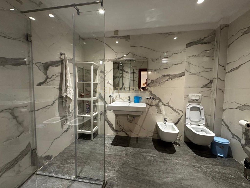 SHITET APARTAMENT NE MYSLYM SHYRI KATI I PARE/MUNDESI BIZNESI !