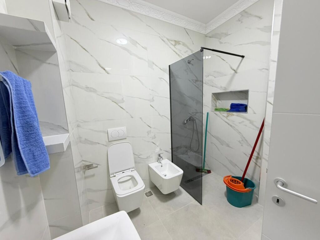 🏠 Affittasi appartamento 1+1 con posto auto  📍 A Jordan Misja, vicino al Nuovo Boulevard💰 Prezzo: 60.000 lek/mese