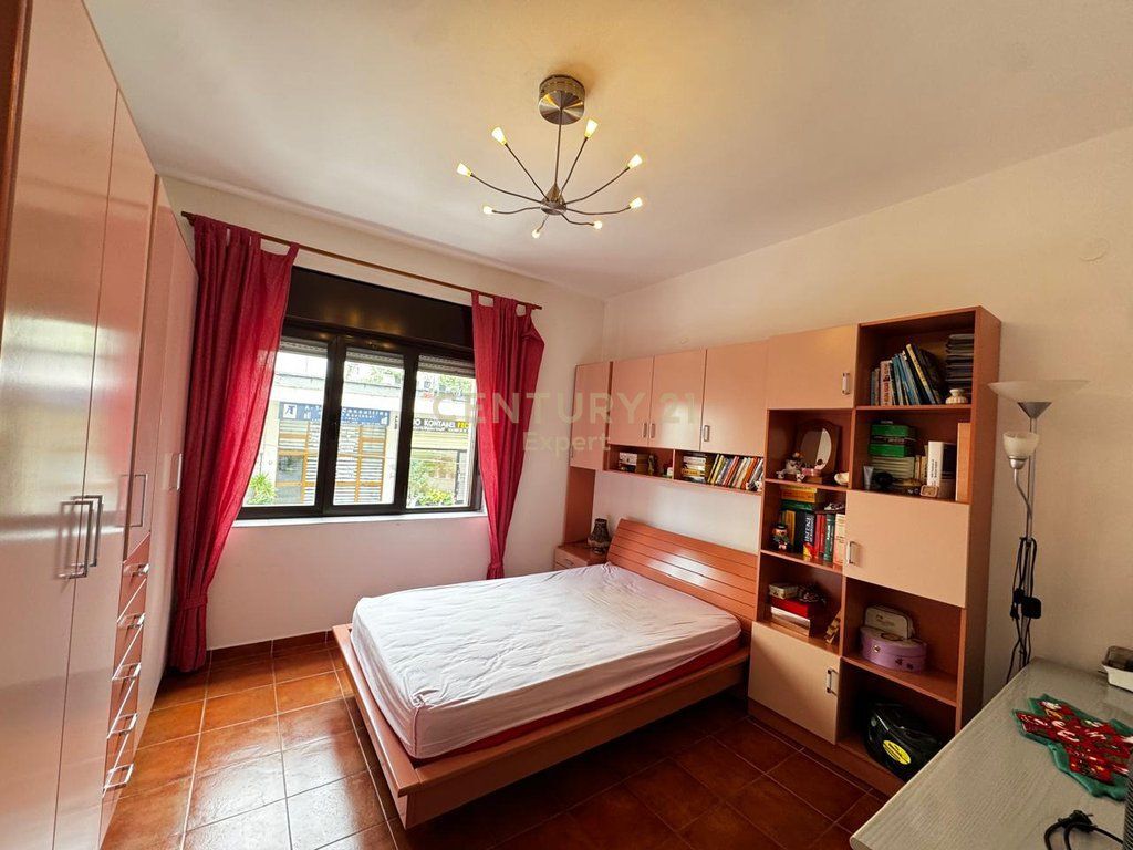 SHITET APARTAMENT NE MYSLYM SHYRI KATI I PARE/MUNDESI BIZNESI !