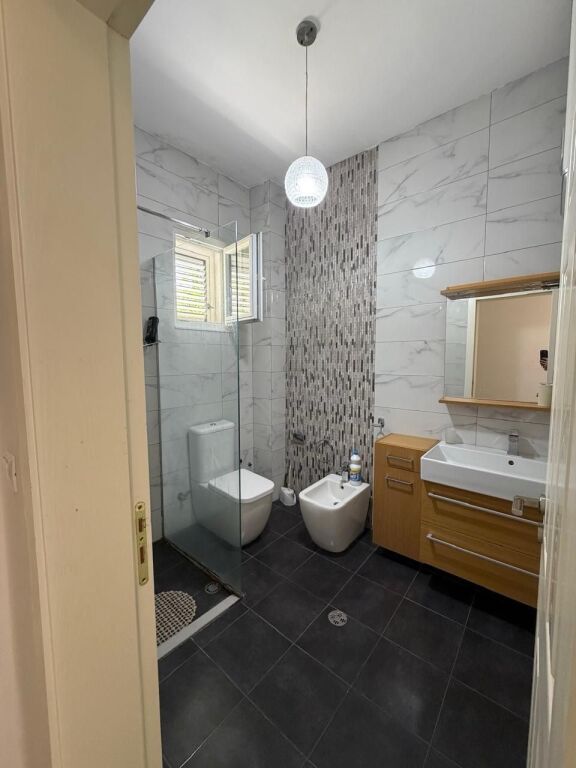 🏡 Shtëpi private me qira 2+1 – Rruga Jordan Misja