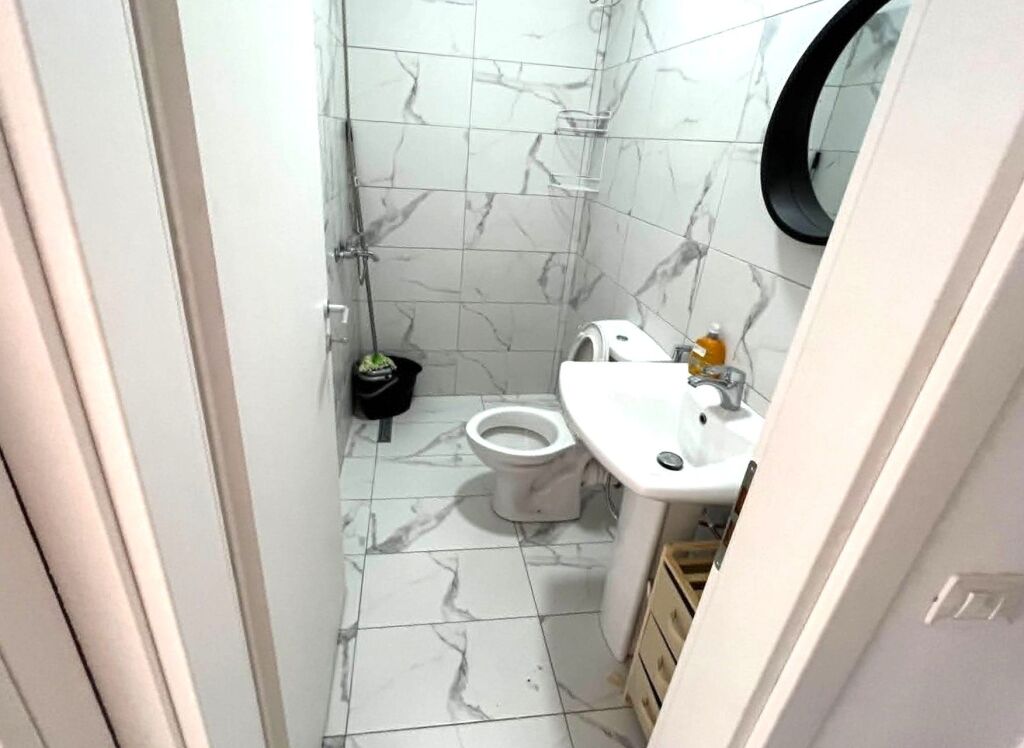 Tiranë,420 euro ne muaj jepet me qera apartament 1+1 në katin e 7-të,me ashensor, 70 m²,spitali amerikan 2