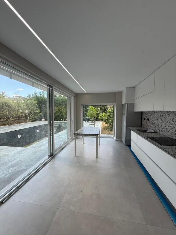🏡 Modern Villa with Pool for Rent – Rolling Hills Residence