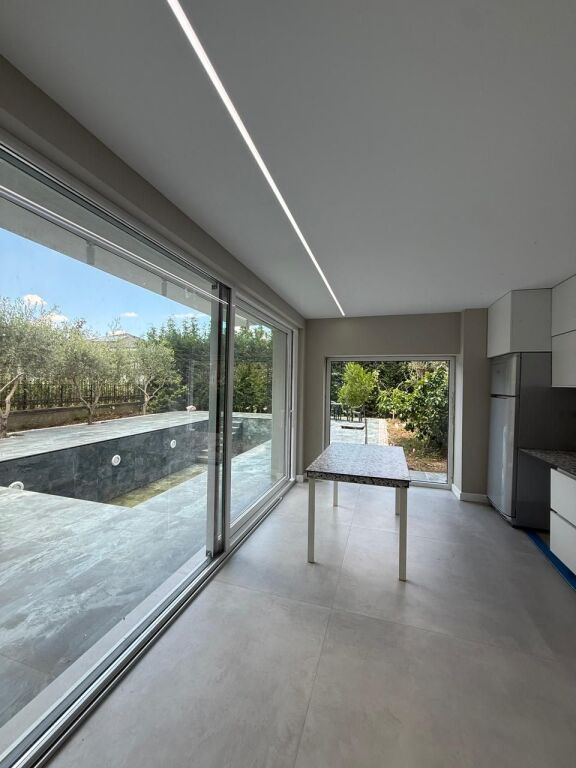 🏡 Modern Villa with Pool for Rent – Rolling Hills Residence