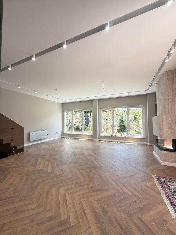 🏡 Modern Villa with Pool for Rent – Rolling Hills Residence