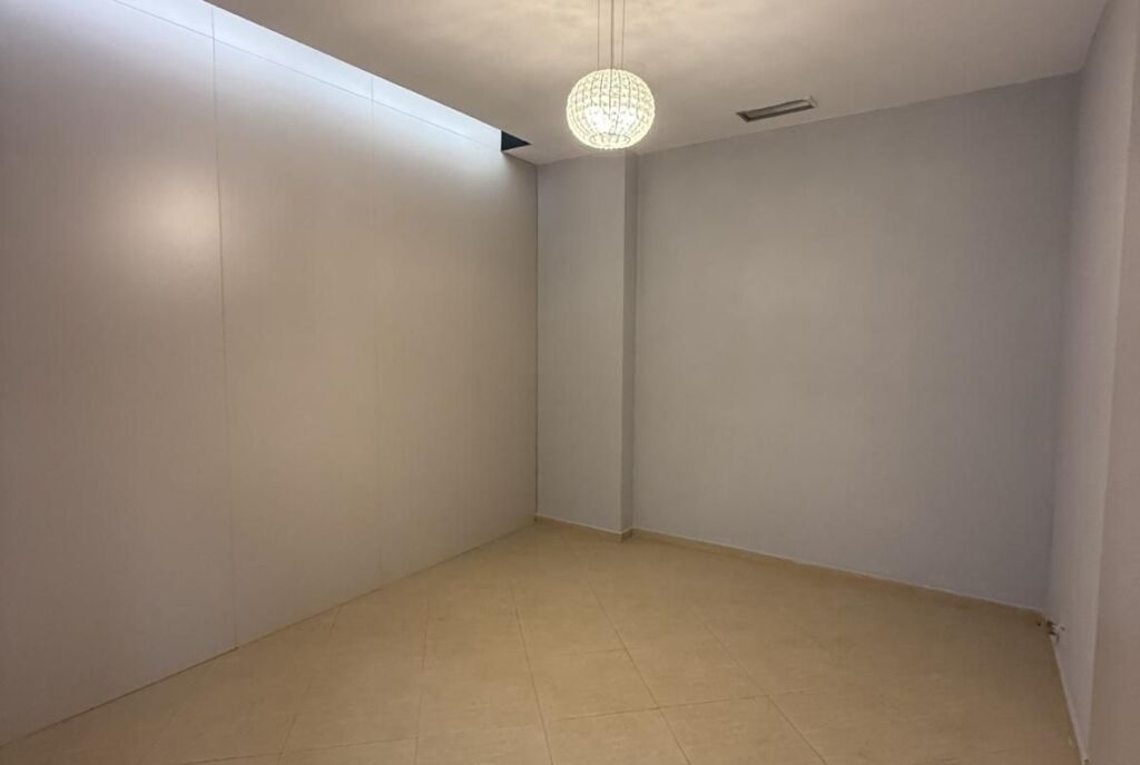 Di fronte a Delijorgji Locale Commerciale in Vendita a Prezzo Occasione 2170 Euro/m²