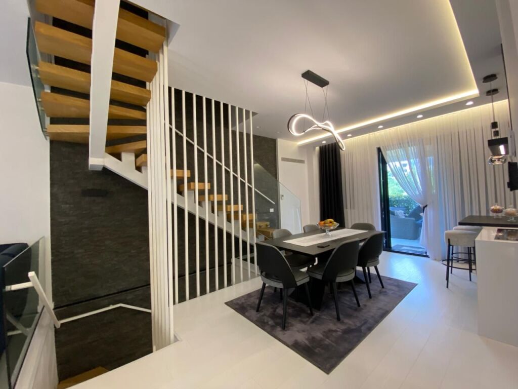 For sale, Triplex 4+1+3+4 Parking Spaces, Grey Stone Residence, Dry Lake
