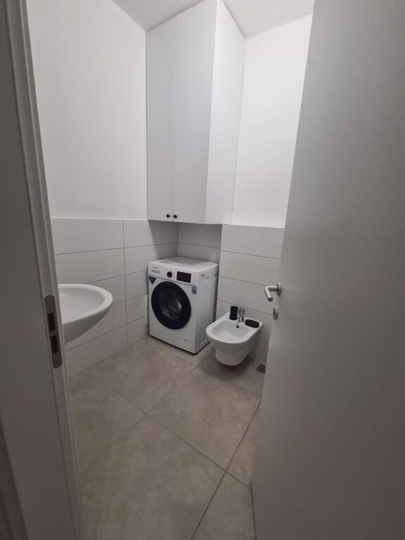 Jepet me qira apartament modern 1+1 prane rruges se Elbasanit!