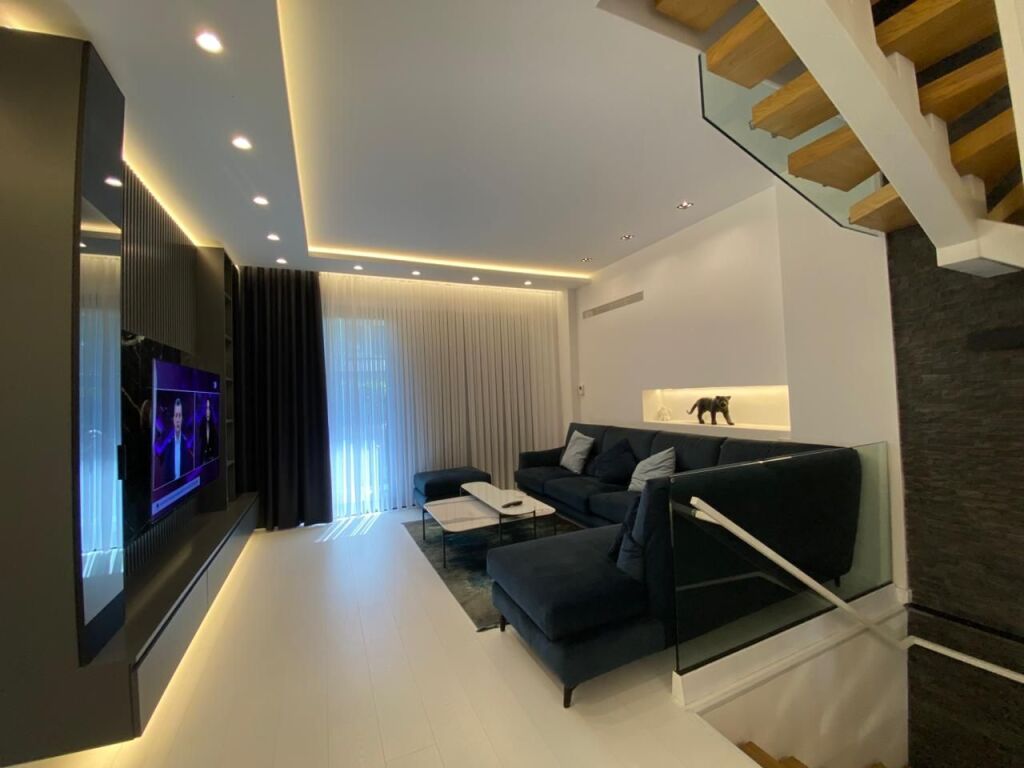For sale, Triplex 4+1+3+4 Parking Spaces, Grey Stone Residence, Dry Lake