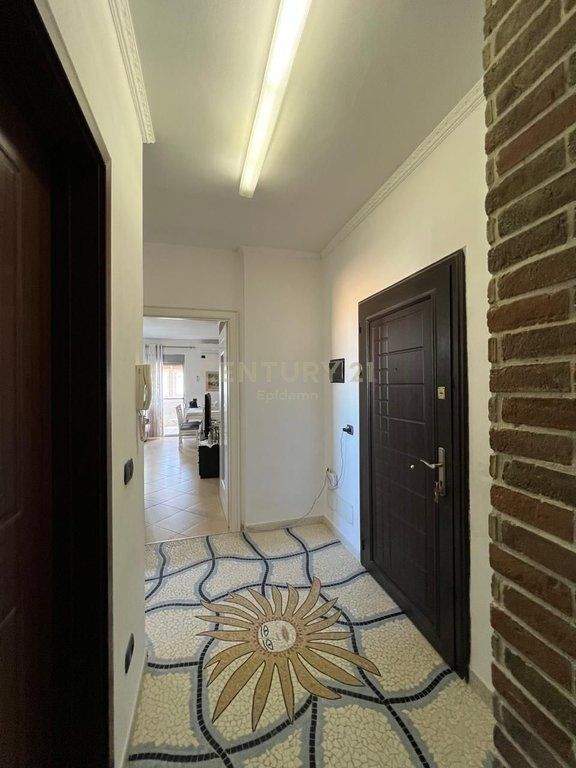 VENDESI APPARTAMENTO 2+1+ VERANDA ALLA DIREZIONE DELLA POLIZIA !