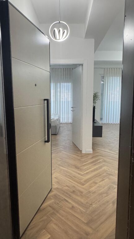 Jepet me qera apartament 1+1 (70 m2) i sapomobiluar, në një pallat të ri të sapopërfunduar, përballë Amerikan 3, te rezidenca Golden Park 3. Apartamenti ndodhet në katin e 3 me ashensor. Çmimi: 500.000 lekë të vjetra/muaj. Me post parkimi: 550.000 lekë të vjetra