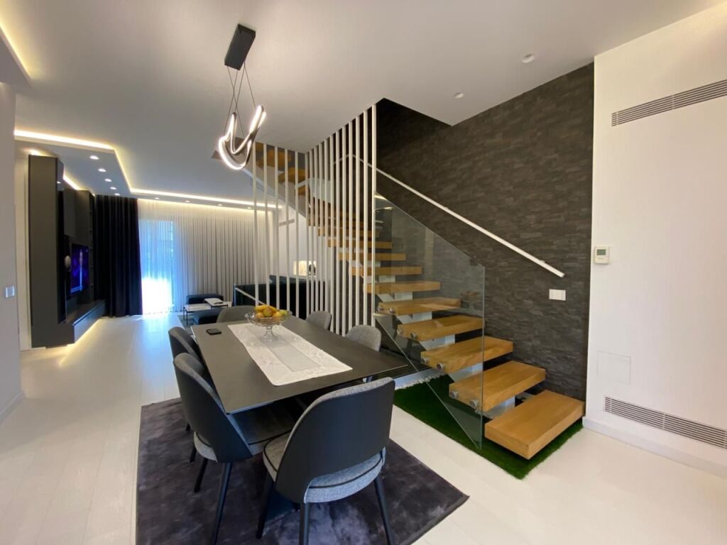 For sale, Triplex 4+1+3+4 Parking Spaces, Grey Stone Residence, Dry Lake