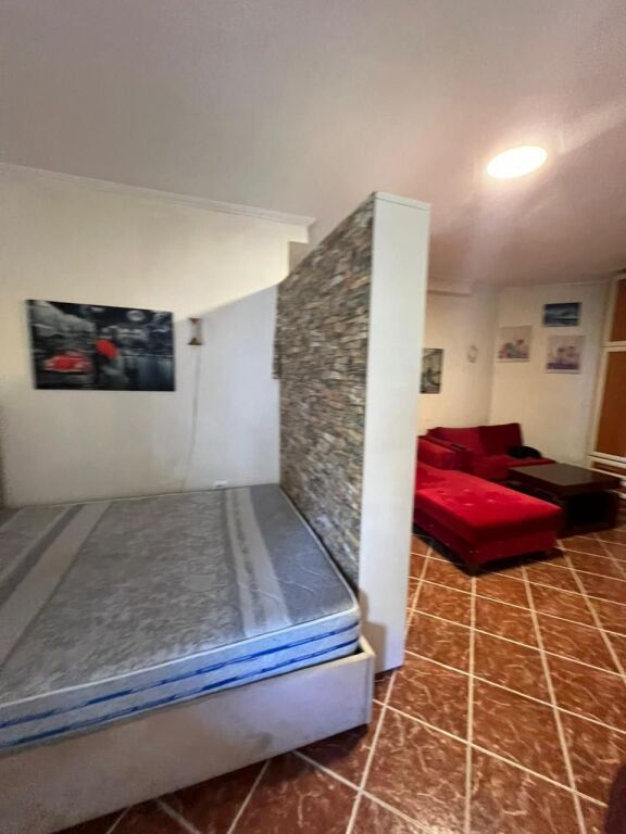Jepet me qera garsoniere Rr. Elbasanit te gjuhet e huaja