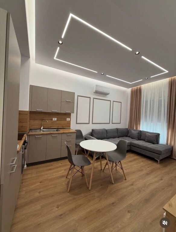 🏢Nella zona di Ali Demi, Rezidenca Kadiu affitta un appartamento 1+1, appena arredato. 450 Euro