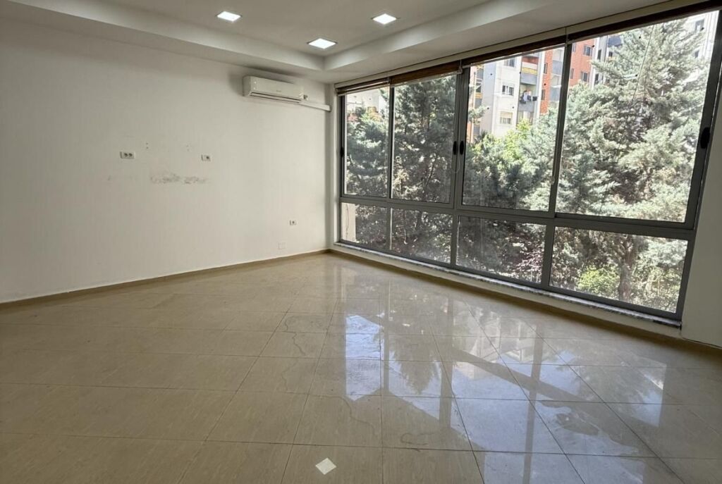 Di fronte a Delijorgji Locale Commerciale in Vendita a Prezzo Occasione 2170 Euro/m²