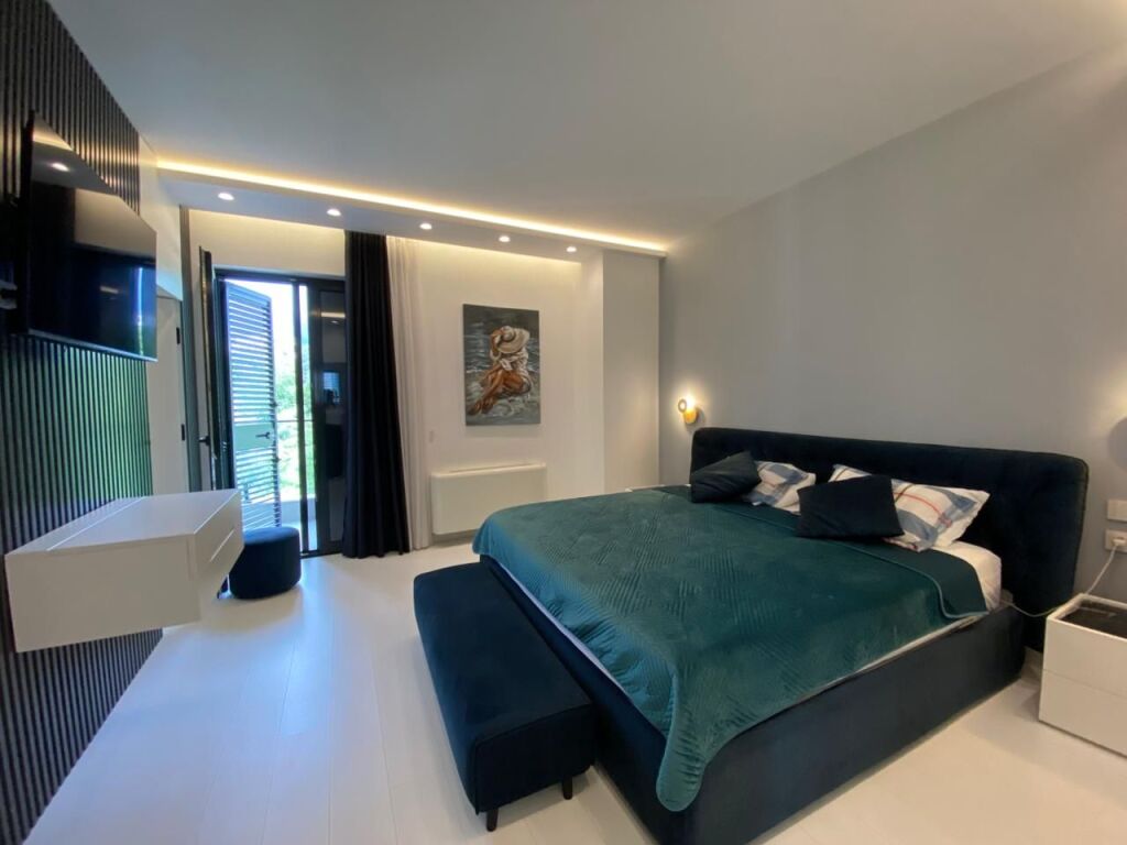 For sale, Triplex 4+1+3+4 Parking Spaces, Grey Stone Residence, Dry Lake