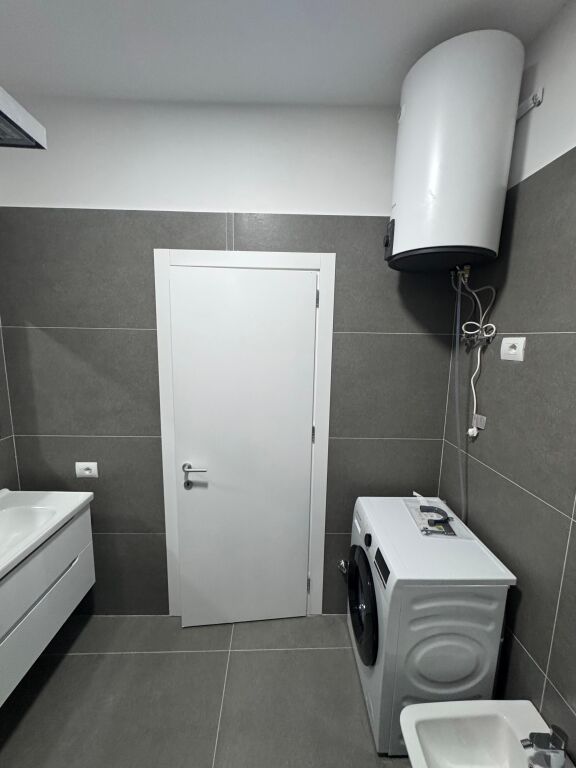 Jepet me qera apartament 1+1 (70 m2) i sapomobiluar, në një pallat të ri të sapopërfunduar, përballë Amerikan 3, te rezidenca Golden Park 3. Apartamenti ndodhet në katin e 3 me ashensor. Çmimi: 500.000 lekë të vjetra/muaj. Me post parkimi: 550.000 lekë të vjetra