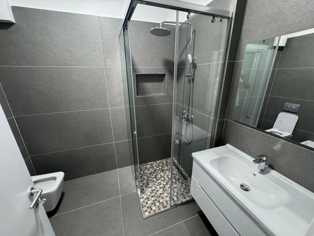 Jepet me qera apartament 1+1 (70 m2) i sapomobiluar, në një pallat të ri të sapopërfunduar, përballë Amerikan 3, te rezidenca Golden Park 3. Apartamenti ndodhet në katin e 3 me ashensor. Çmimi: 500.000 lekë të vjetra/muaj. Me post parkimi: 550.000 lekë të vjetra