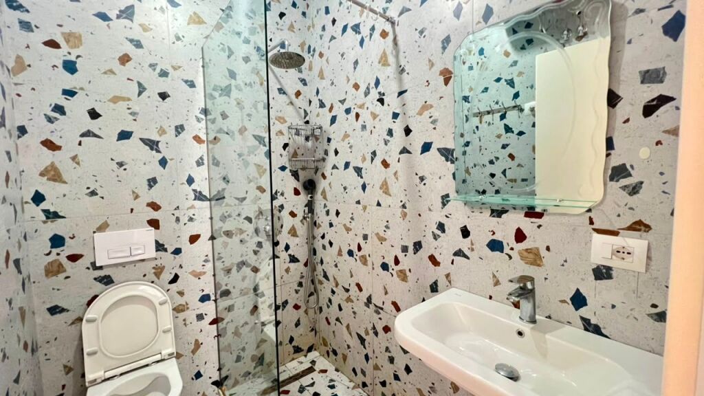 For Rent: 1+1 Apartment 📍 Ali Demi (Mangalem Complex) - 5th Floor - 40,000 ALL/Month - Area: 60m² || Quick access to Tirana’s main road connections 🚗