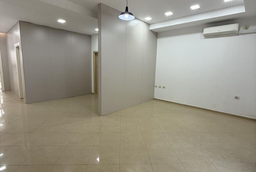 Di fronte a Delijorgji Locale Commerciale in Vendita a Prezzo Occasione 2170 Euro/m²