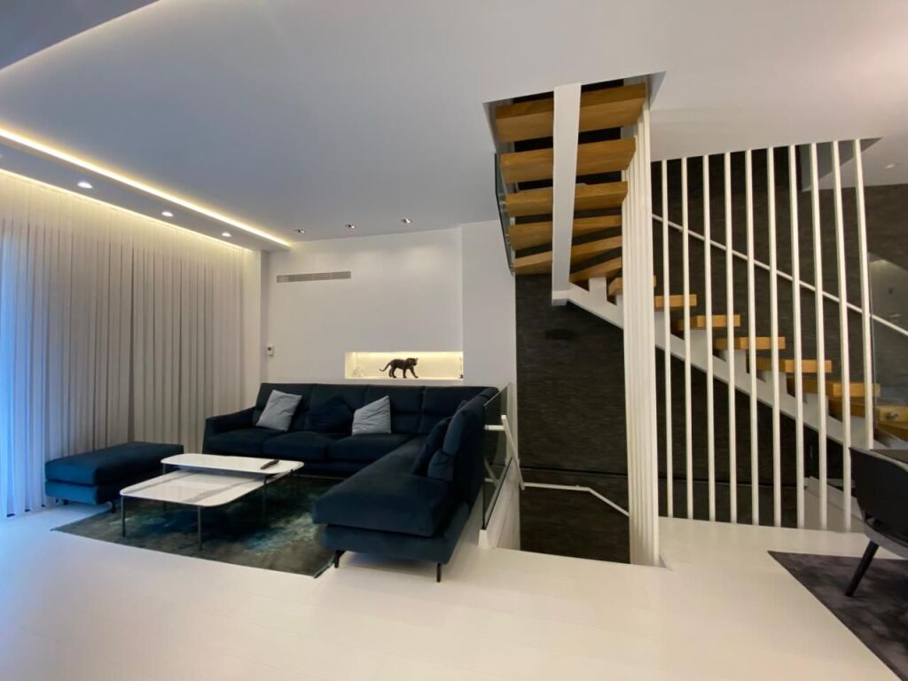 For sale, Triplex 4+1+3+4 Parking Spaces, Grey Stone Residence, Dry Lake
