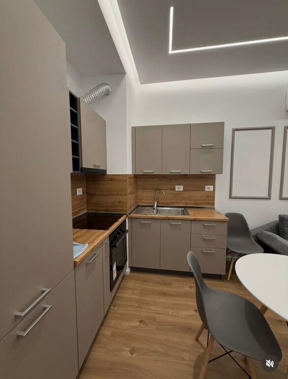 🏢Nella zona di Ali Demi, Rezidenca Kadiu affitta un appartamento 1+1, appena arredato. 450 Euro
