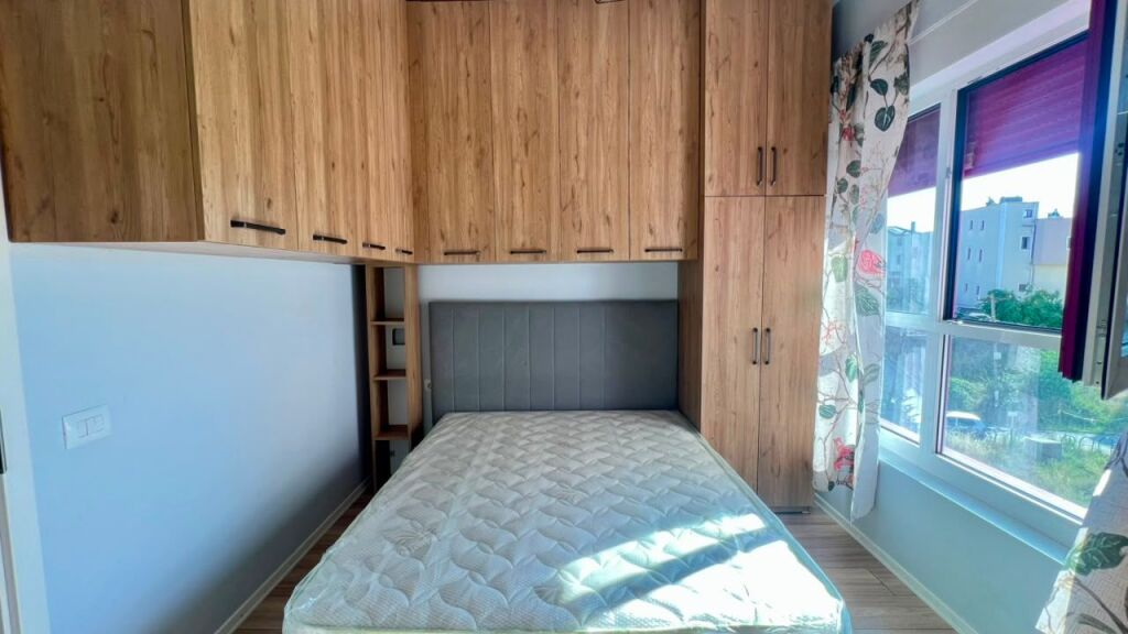 For Rent: 1+1 Apartment 📍 Ali Demi (Mangalem Complex) - 5th Floor - 40,000 ALL/Month - Area: 60m² || Quick access to Tirana’s main road connections 🚗