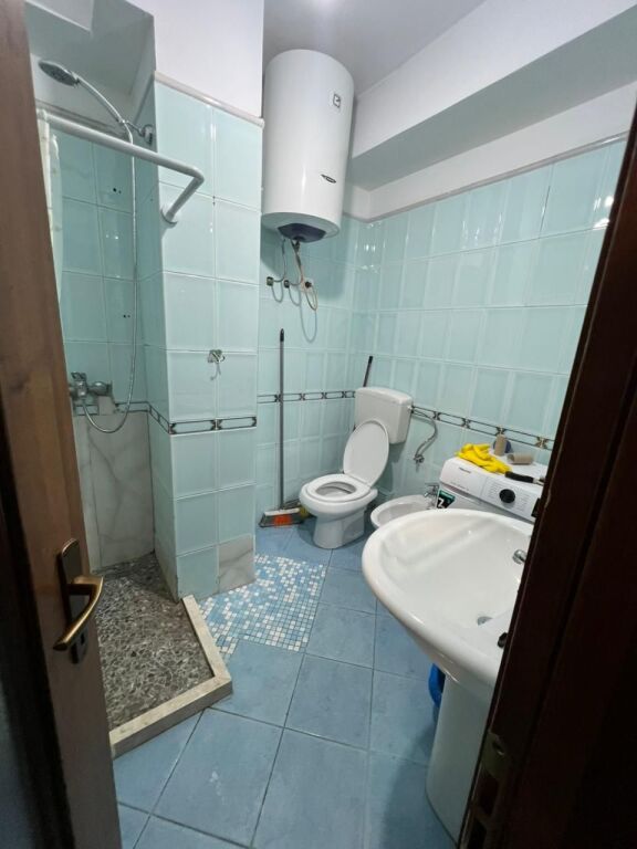 Jepet me qera garsoniere Rr. Elbasanit te gjuhet e huaja