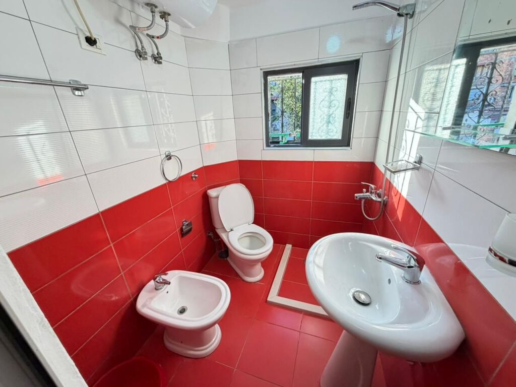 Jepet me qira apartamet 2+1 . Tek oxhaku,spitalet nene tereza, 450 mije lek ne muaj