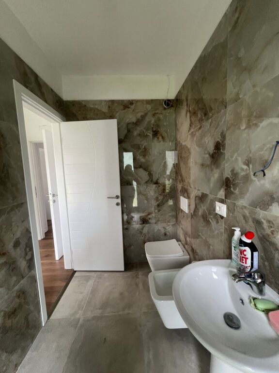 Shitet apartament modern 2+1+2, i pozicionuar në katin e 2-të të një pallati të ri, ndërtim i vitit 2025, tashmë i banueshëm.
