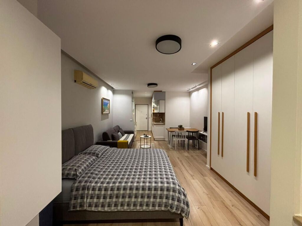 🏡 Apartment 1+1, 53m², fully renovated and furnished. 📍 At Vilat Gjermane, 5 min from the University of Economics. 💰 45,000 Lek/month.