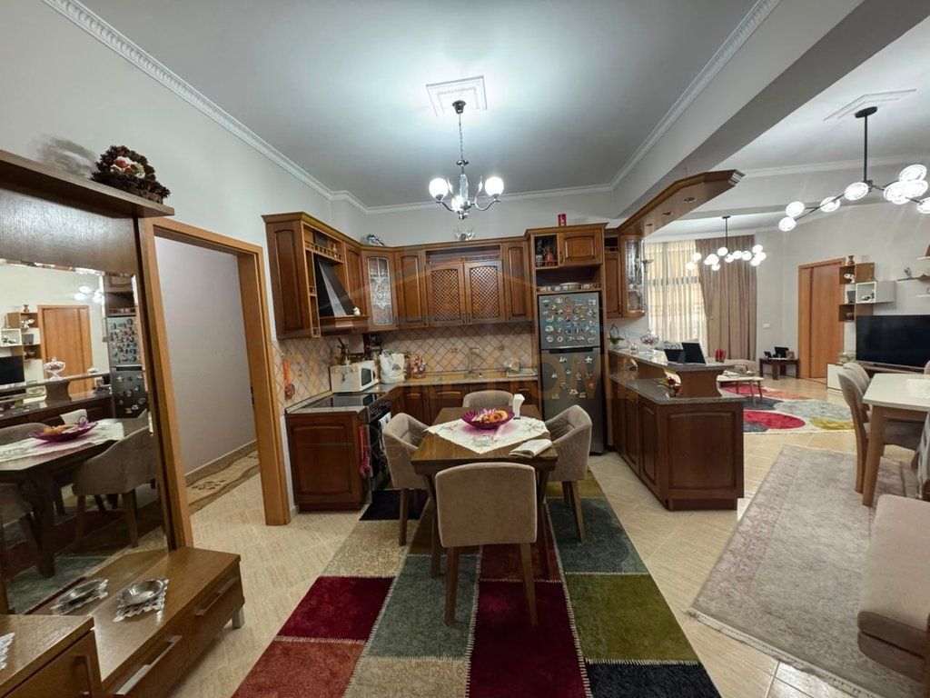In vendita, Appartamento 3+1+2, Via Kavajës, Tirana