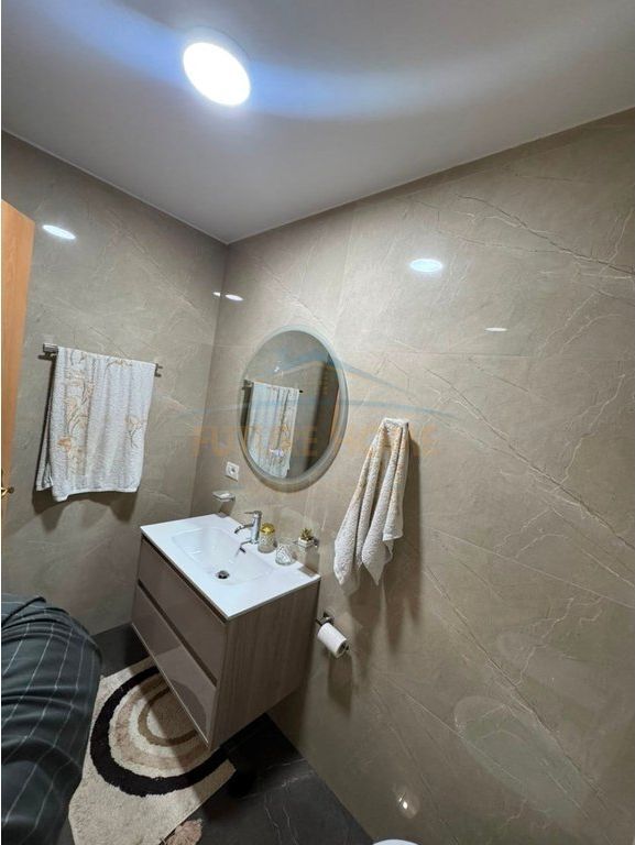 In vendita, Appartamento 3+1+2, Via Kavajës, Tirana