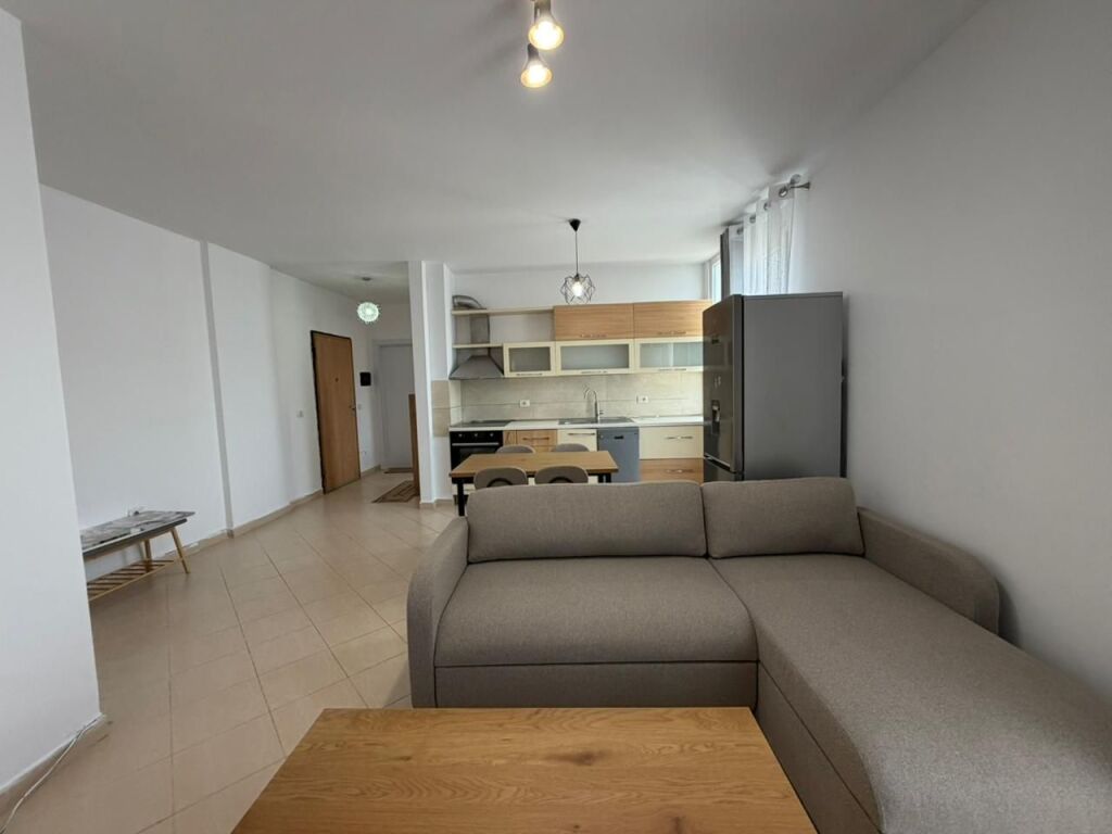 Appartamento 1+1 in affitto a Komuna e Parisit.