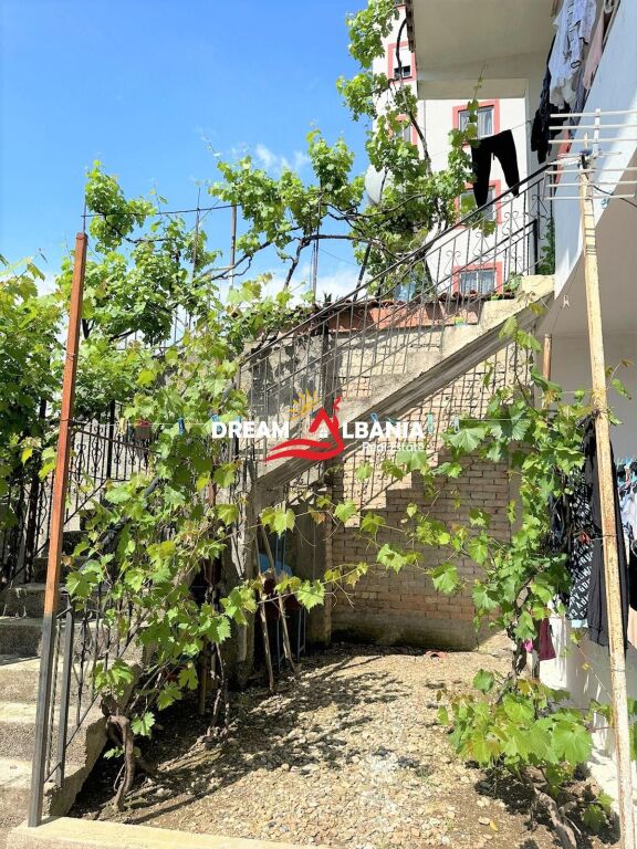 Two-story villa for sale at the end of Jordan Misja street, near the train tracks (ID 4151100)
