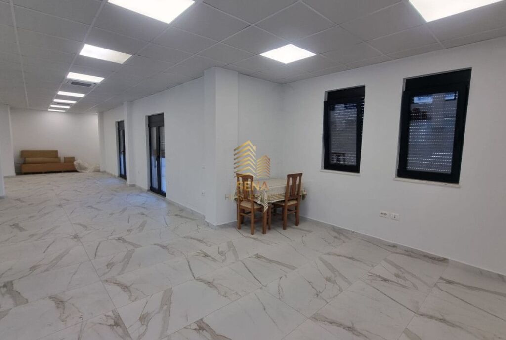 Qira, Ambient Biznesi 350m², Rrethrrotullimi i TEG,  2500 Euro/Muaj Neto