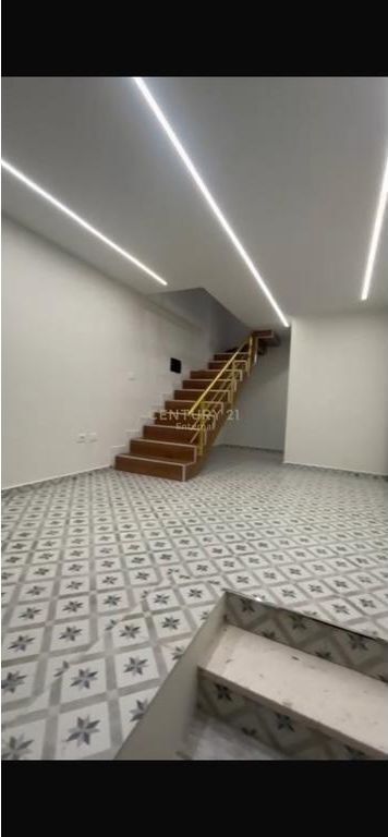 Shitet njesi dubleks kat 0 dhe 1 te Golden Park ne Selite 98,000 €