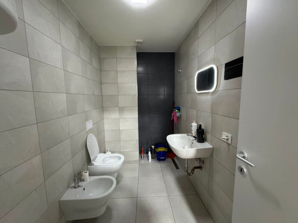 Spazio per ufficio in Via Kosovareve!