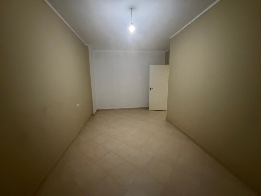 2+1, vuoto per abitazione o ufficio, villa L Astir, 300 mila lek