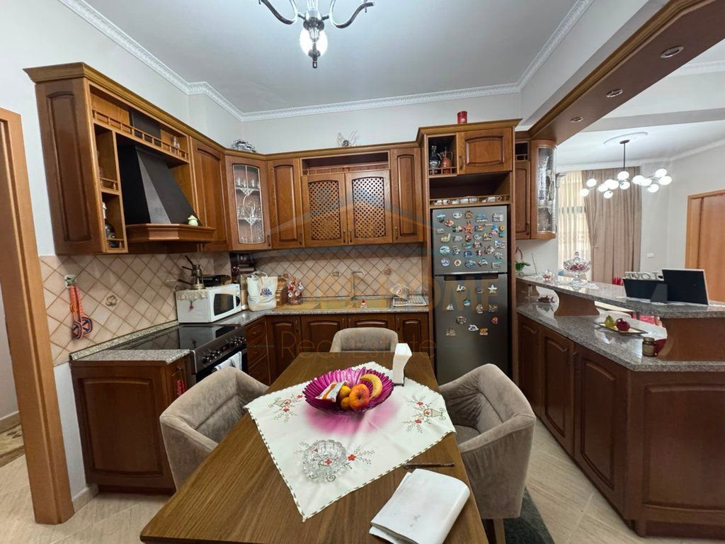 In vendita, Appartamento 3+1+2, Via Kavajës, Tirana