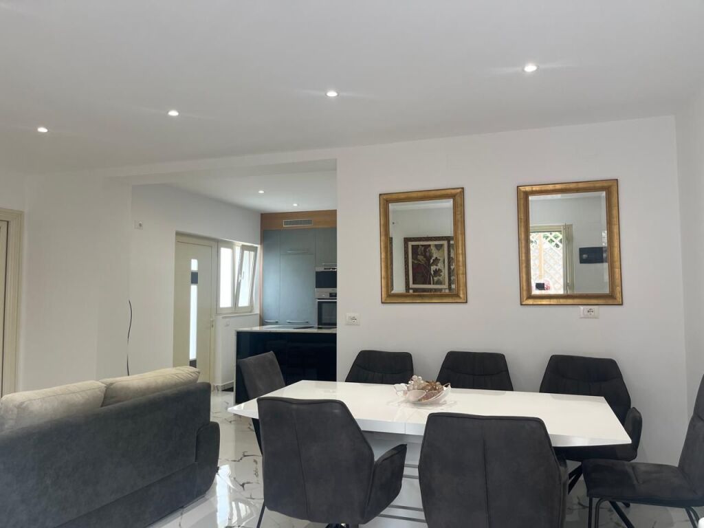 🏡 Appartamento 2+1 in affitto  📍 Via Besa, vicino alla Pizzeria La Fortuna 💰 Prezzo: 55.000 lek/mese
