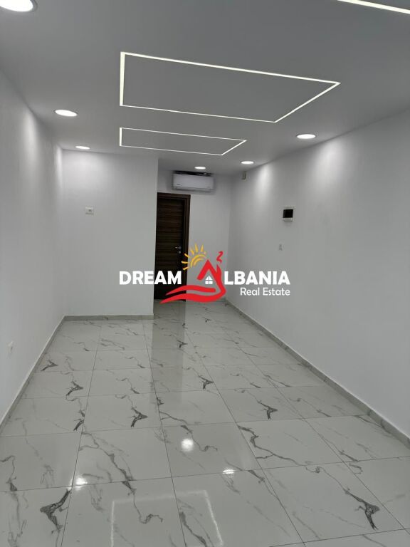 Affittasi negozio in via Elbasani vicino all'ambasciata americana (ID 42711173)